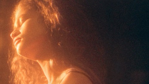Euphoria 2: Zendaya baciata dal sole nel poster ufficiale della seconda stagione
