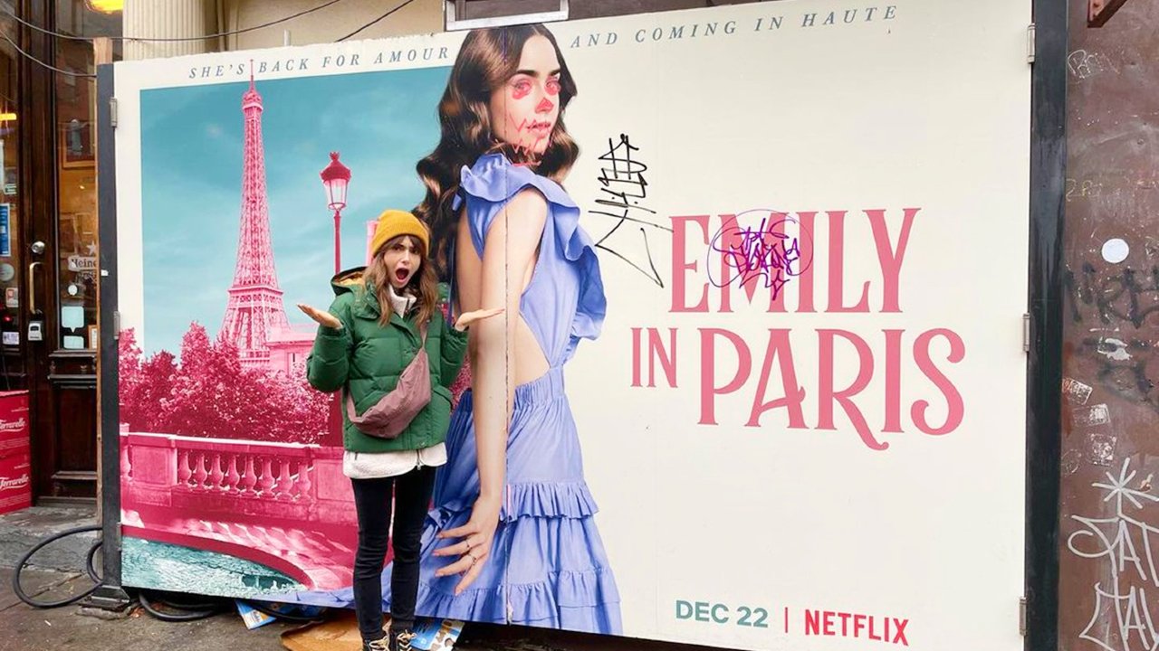 Emily in Paris: Gli hater imbrattano il poster della serie e Lily Collins non la prende bene