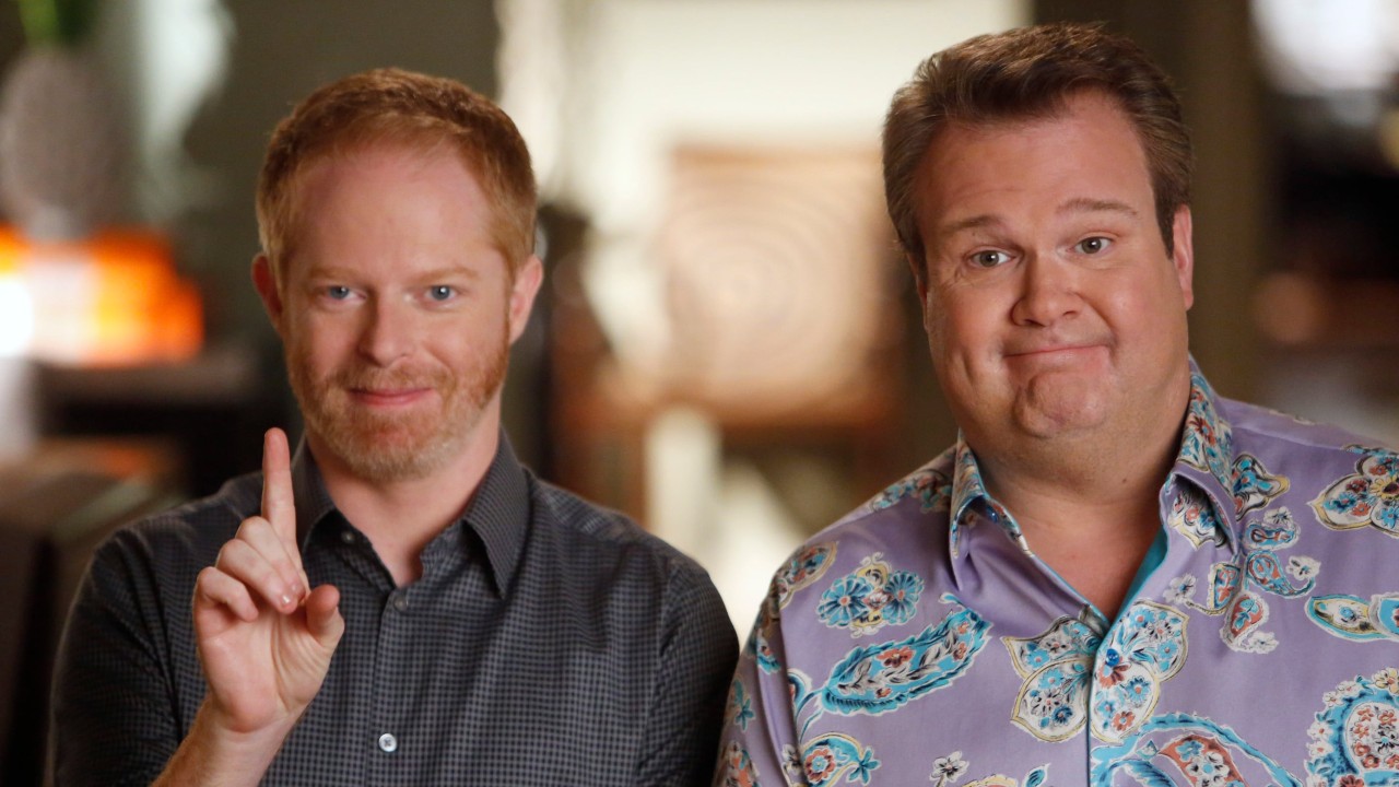 Modern Family, Eric Stonestreet e Jesse Tyler Ferguson si punzecchiano su Instagram: Lo scambio di post è esilarante
