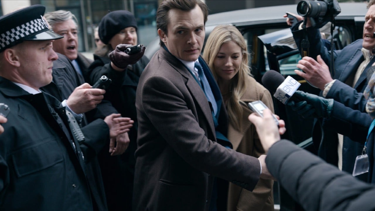 Anatomy of a Scandal: Sienna Miller e Rupert Friend nelle prime foto della  miniserie Netflix