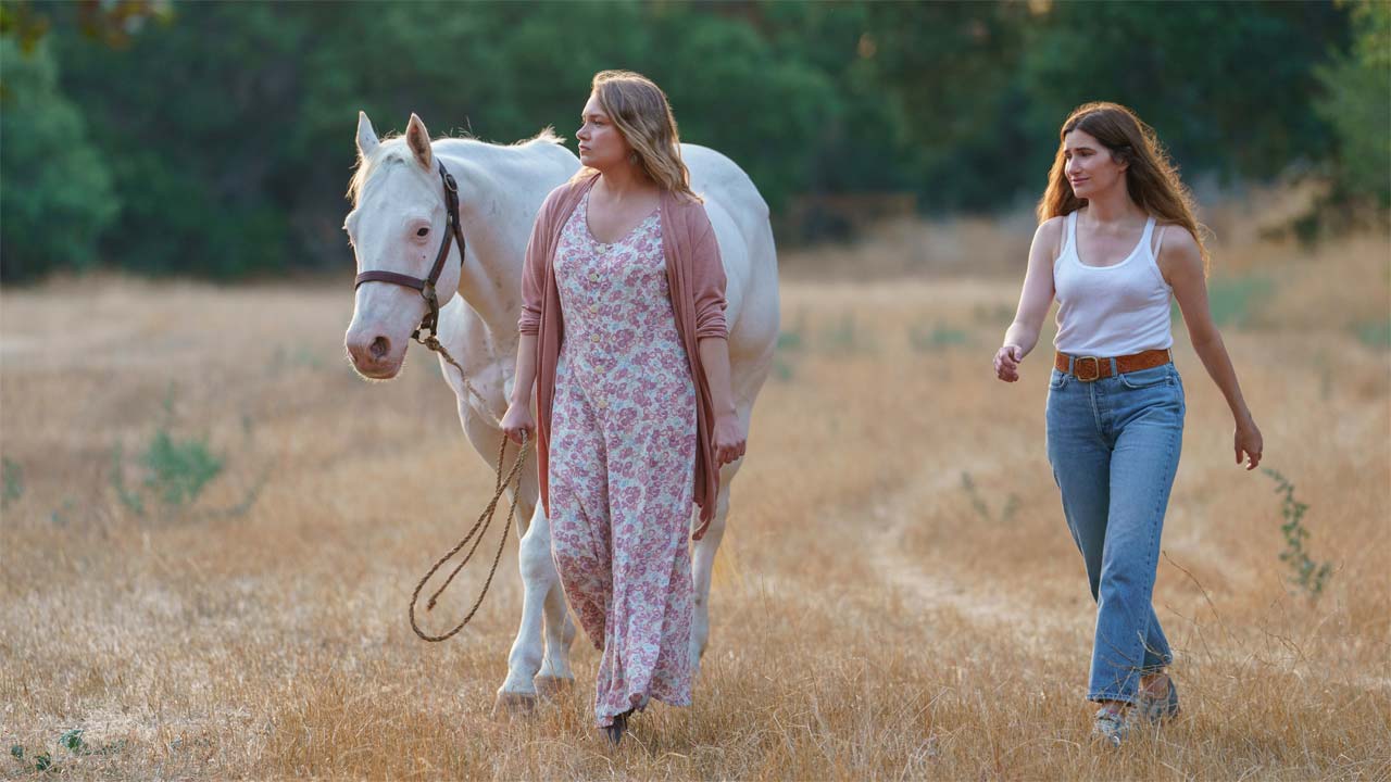 Tiny Beautiful Things: Kathryn Hahn nelle prime foto della serie di Disney+