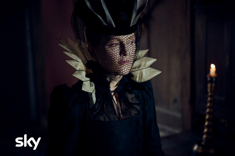 Mary & George: Le prime foto della serie Sky Original con Julianne Moore