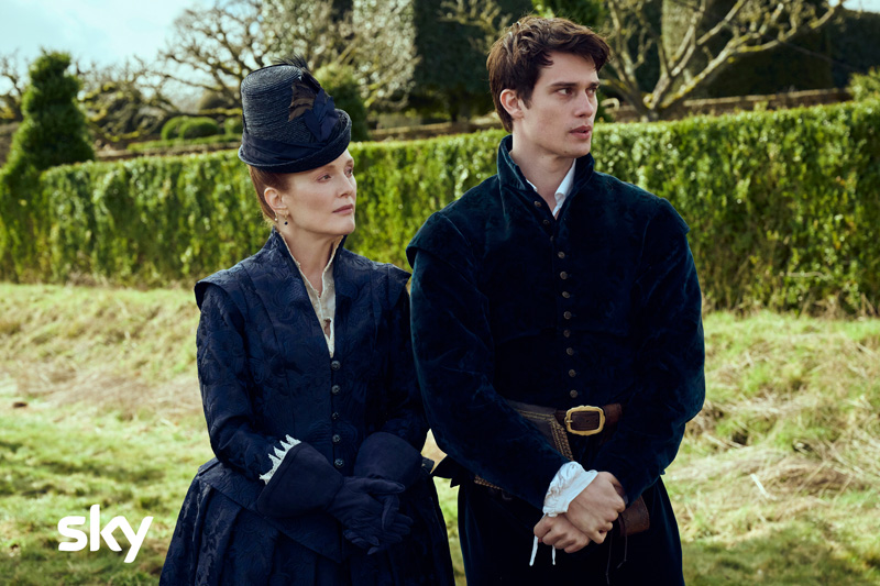 Mary & George: Le prime foto della serie Sky Original con Julianne Moore