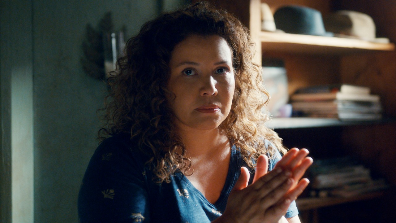 The Horror of Dolores Roach: Justina Machado serve empanadas di carne ...