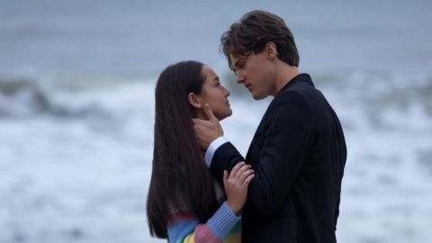 L'estate nei tuoi occhi: Nella stagione 2 un dolce ricordo di Belly e Conrad, ma come cambia rispetto al romanzo