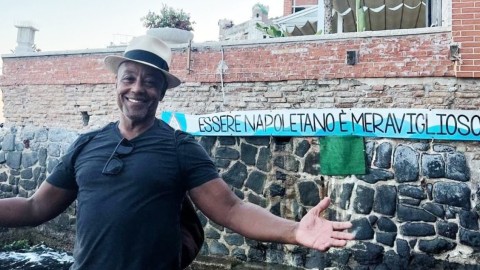 Giancarlo Esposito visita emozionato Napoli: "Dove si conobbero mia madre e mio padre"