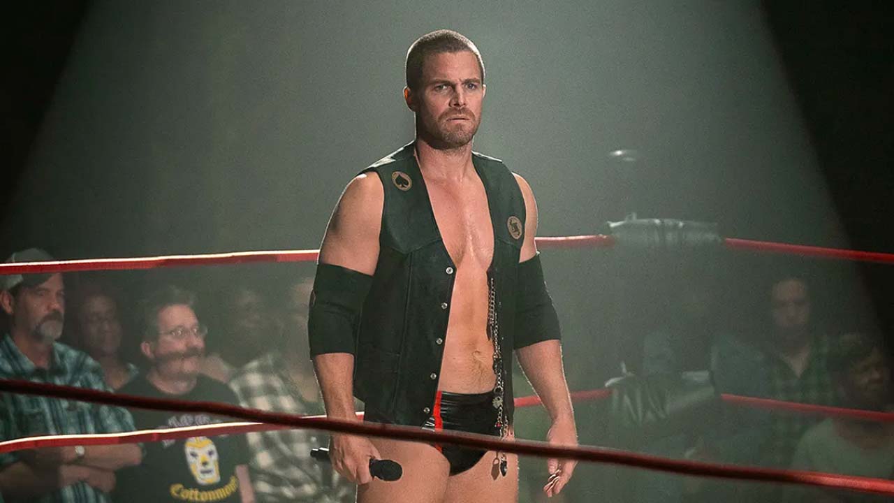 Stephen Amell si spiega meglio dopo che le sue dichiarazioni anti-sciopero hanno scatenato un putiferio