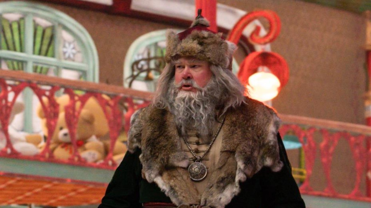 Nuovo Santa Clause cercasi: Eric Stonestreet è un Babbo Natale fuori di testa nelle foto della seconda stagione