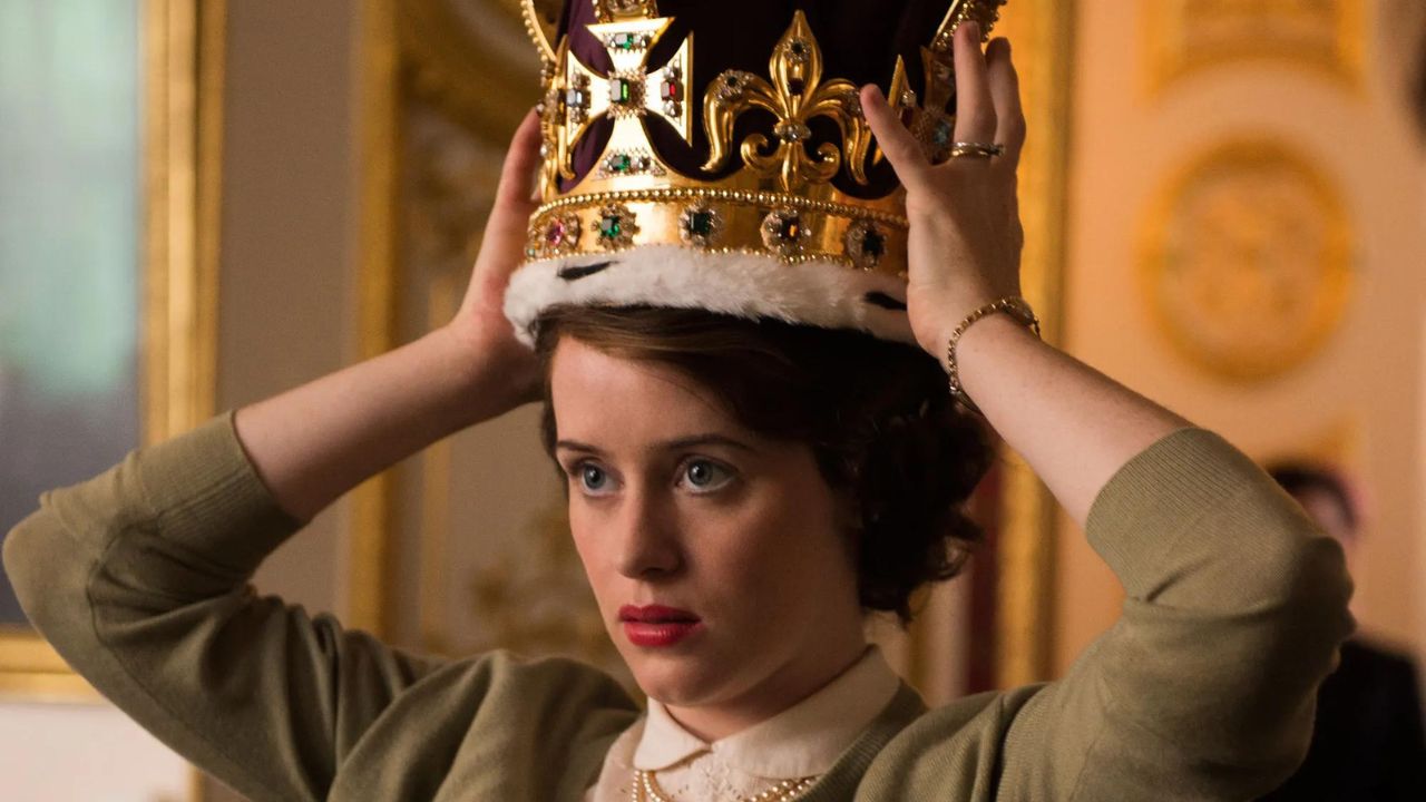 The Crown, Claire Foy felice di aver lasciato la serie quando è arrivato il momento: "Per la mia sanità mentale"
