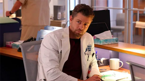 Chicago Med: Ecco la nuova aggiunta al cast Luke Mitchell nelle prime foto della stagione 9