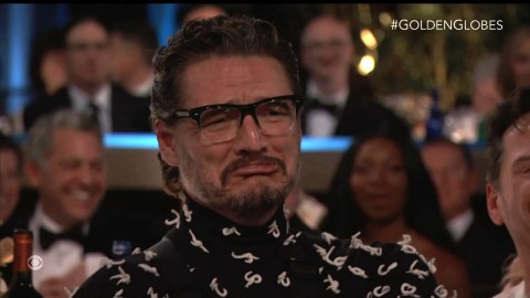 Golden Globe 2024: Perché Pedro Pascal aveva un braccio fasciato?