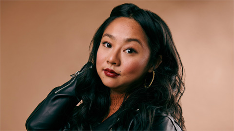 Stephanie Hsu nella comedy Laid, Daniel Brühl nella prima foto della serie su Karl Lagerfeld e altre news in breve