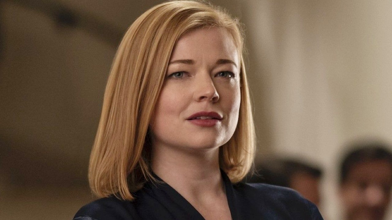Sarah Snook ripensa al produttore che l'aveva rimproverata per aver mangiato una fetta di torta: "Ora mangio ciò che voglio"