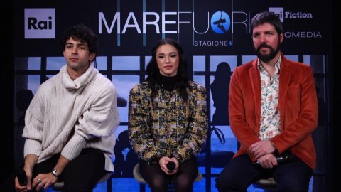 Perché in Mare Fuori è sempre estate? Ne abbiamo parlato con Massimiliano Caiazzo, Maria Esposito e Ivan Silvestrini