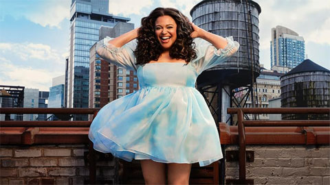 Netflix rinnova Survival of the Thickest, il finale di The Handmaid's Tale rinviato al 2025 e altre news in breve