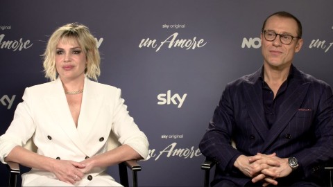 Un Amore: Micaela Ramazzotti e Stefano Accorsi ci raccontano la serie di Sky e i loro amori in questa video intervista