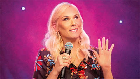 Netflix ordina una comedy di Chuck Lorre, 6 aggiunte al cast dello spin-off di Outlander e altre news in breve