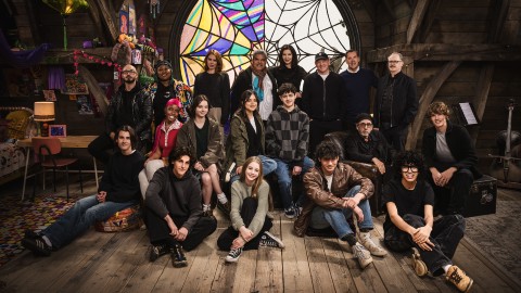 Mercoledì 2, al via le riprese: Netflix svela il cast, tra le guest star c'è anche Christopher Lloyd