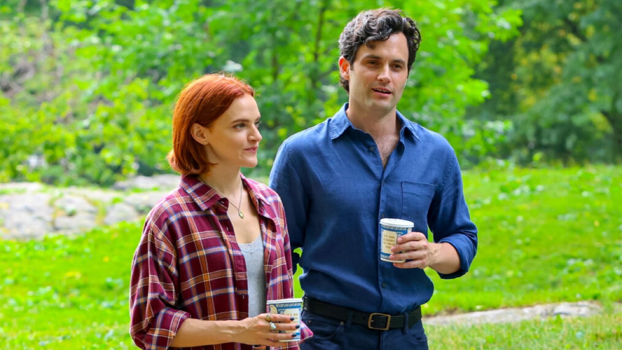 YOU 5: Madeline Brewer sarà la nuova ossessione di Joe? Le foto con Penn Badgley dal set