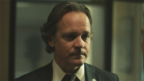 Peter Sarsgaard lascia il cast di Presunto innocente, Tyler Labine in For All Mankind 5 e altre news in breve