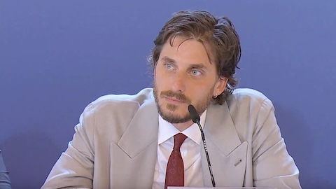 M. Il figlio del secolo: colpisce i critici di Venezia la serie Sky, Luca Marinelli e Joe Wright ne parlano in conferenza