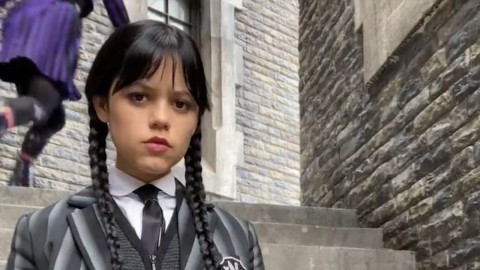 Mercoledì 2: Jenna Ortega e Emma Myers mostrano le nuove divise della Nevermore in un video dal set