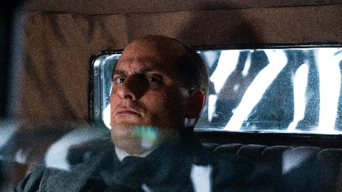 M - Il Figlio del Secolo: un'opera potentissima da cui si esce sconvolti e ammirati