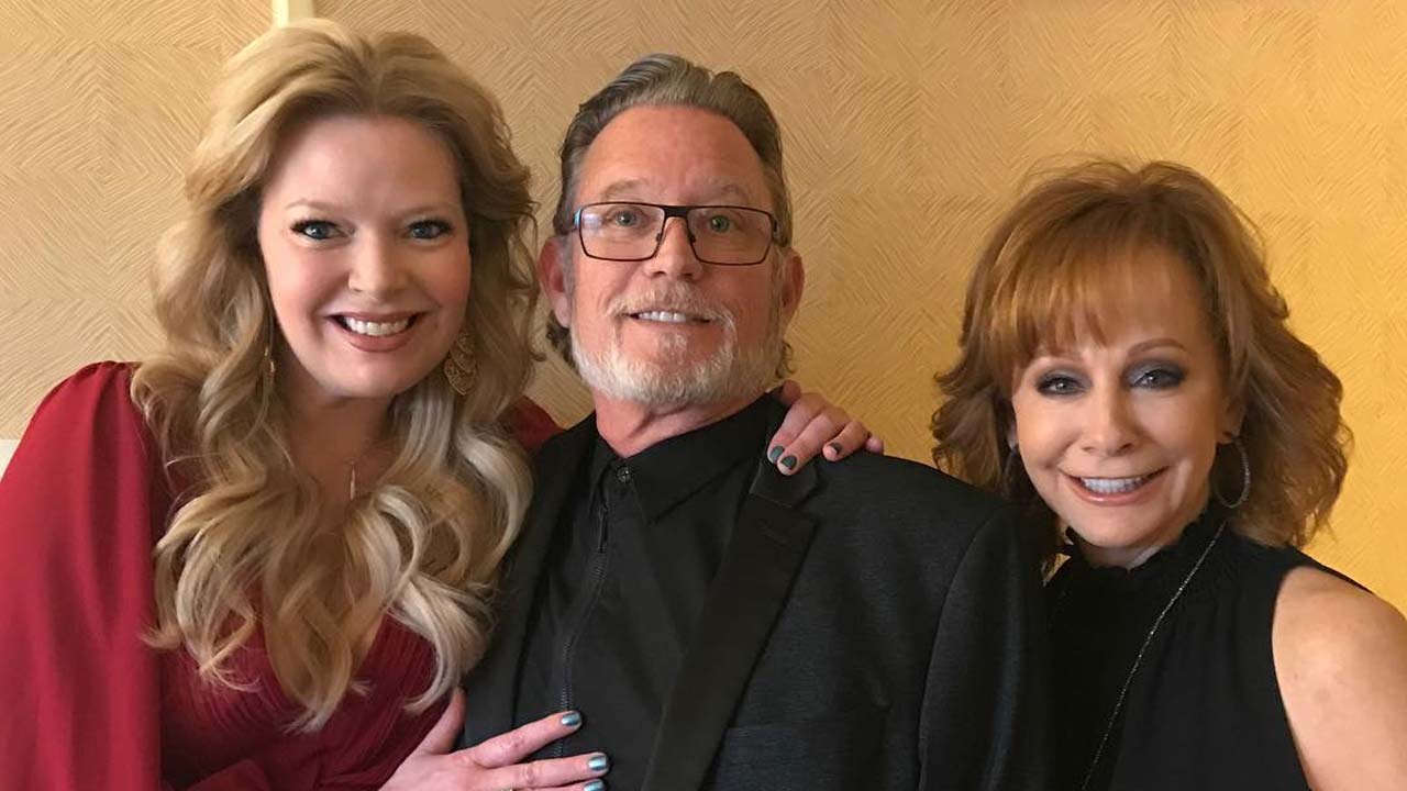 Happy's Place riunisce la coppia di Reba, una promozione in NCIS: Origins e altre news in breve