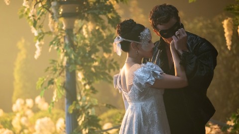 Bridgerton 4: Una clip in anteprima ci porta dietro le quinte dell'atteso ballo in maschera