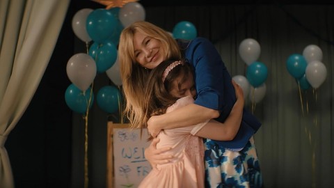 Good American Family: Ellen Pompeo alle prese con un'adozione complicata nel trailer ufficiale della miniserie