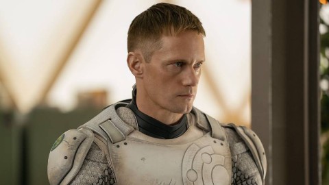 Murderbot: Data e prime foto della nuova serie sci-fi con Alexander Skarsgård