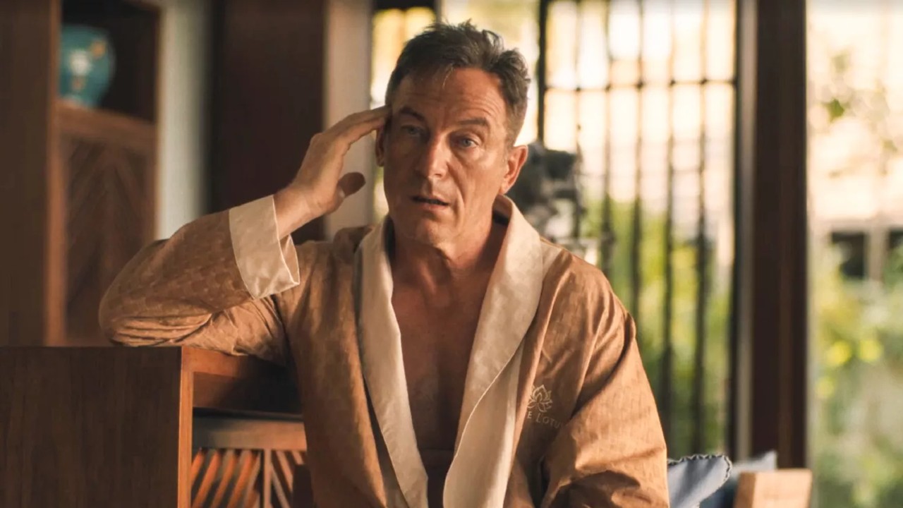 The White Lotus 3: Jason Isaacs ha usato una protesi per QUELLA scena già diventata virale? Ecco tutta la verità