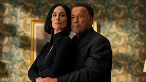 FUBAR 2: Arnold Schwarzenegger stringe Carrie-Anne Moss nelle prime foto della nuova stagione