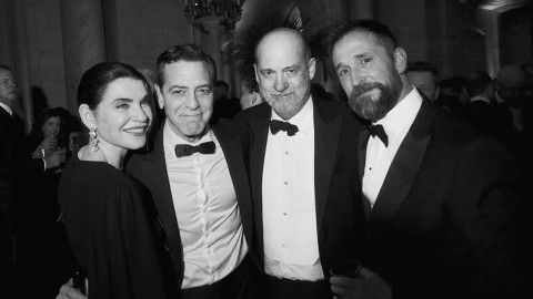 Il cast di E.R. - Medici in prima linea di nuovo insieme per supportare George Clooney, la foto della reunion