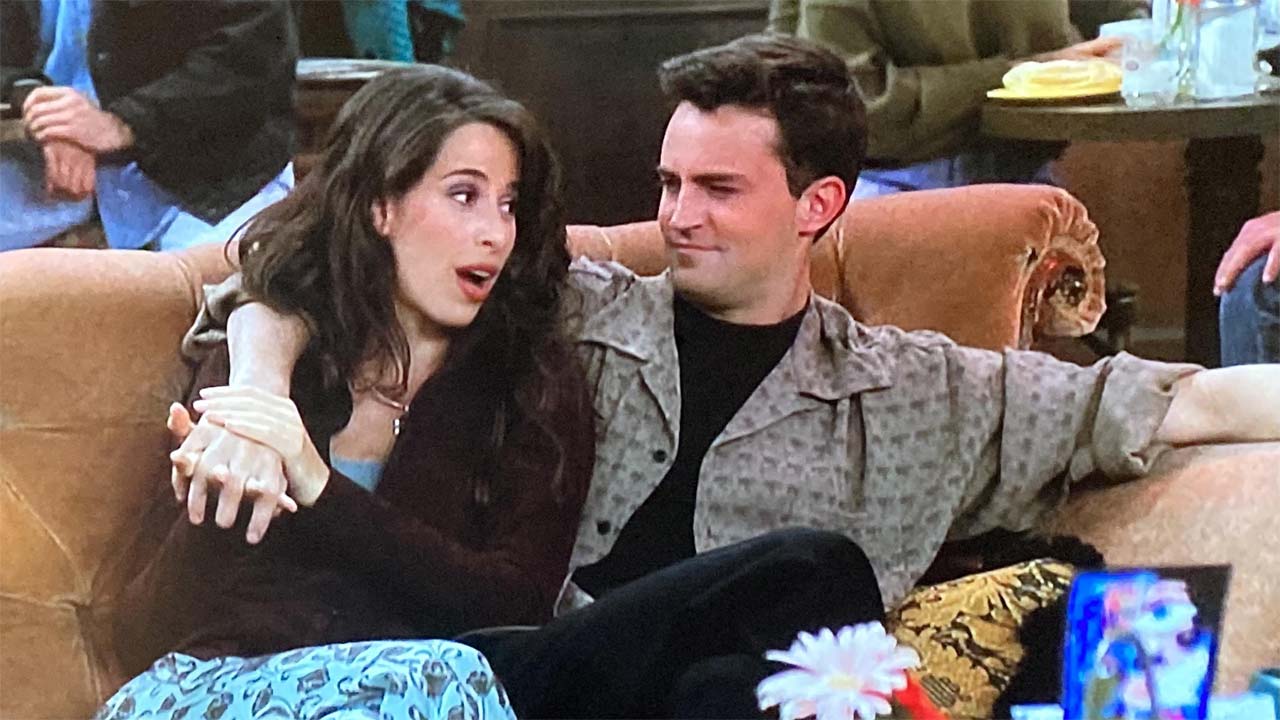 L'attrice che ha interpretato Janice in Friends crede che Matthew Perry le abbia fatto visita tramite un falco