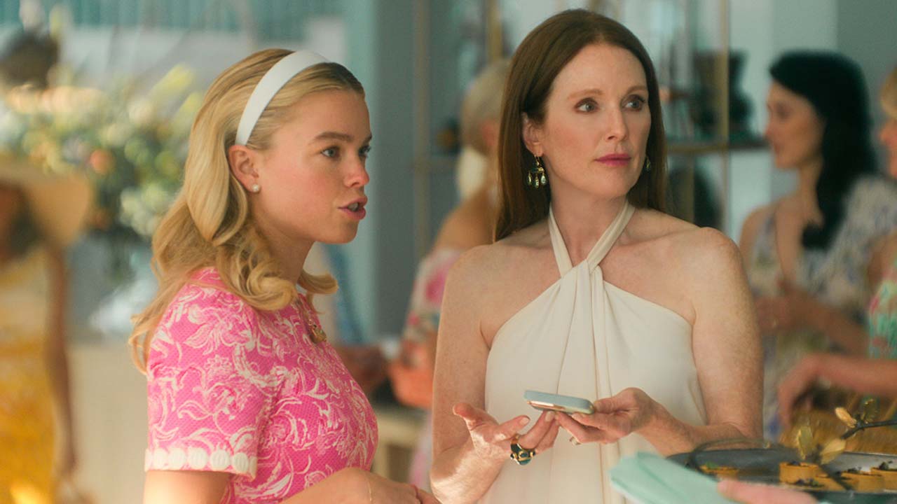 Sirens Due da Comingsoon.it sirens due sorelle nelle grinfie di julianne moore nel trailer ufficiale della nuova dark comedy di netflix