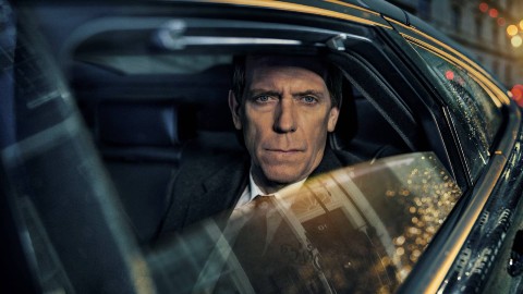 Hugh Laurie torna in tv con The Wanted Man, nuova serie di Apple TV+