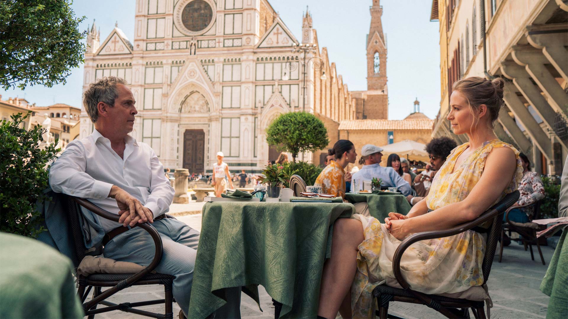 The Iris Affair: Tom Hollander e Niamh Algar nelle prime foto della serie Sky Original girata in Italia