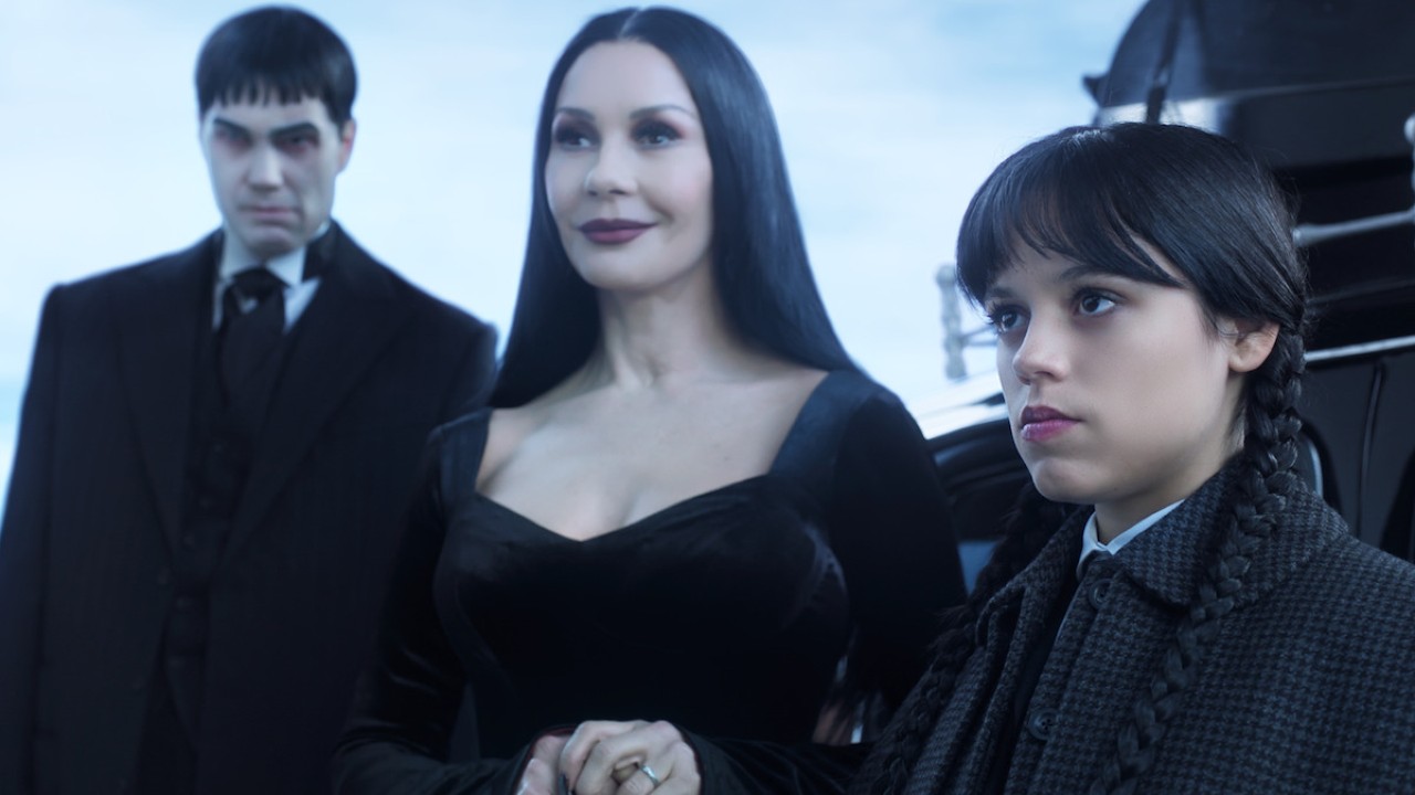 mercoledì la famiglia addams arriva alla nevermore in una nuova video anteprima della stagione 2