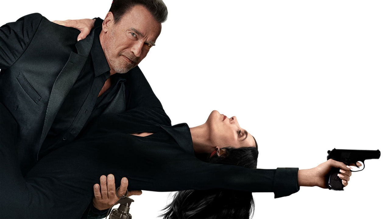 FUBAR: Carrie-Anne Moss stringe e graffia Arnold Schwarzenegger nel trailer ufficiale della stagione 2