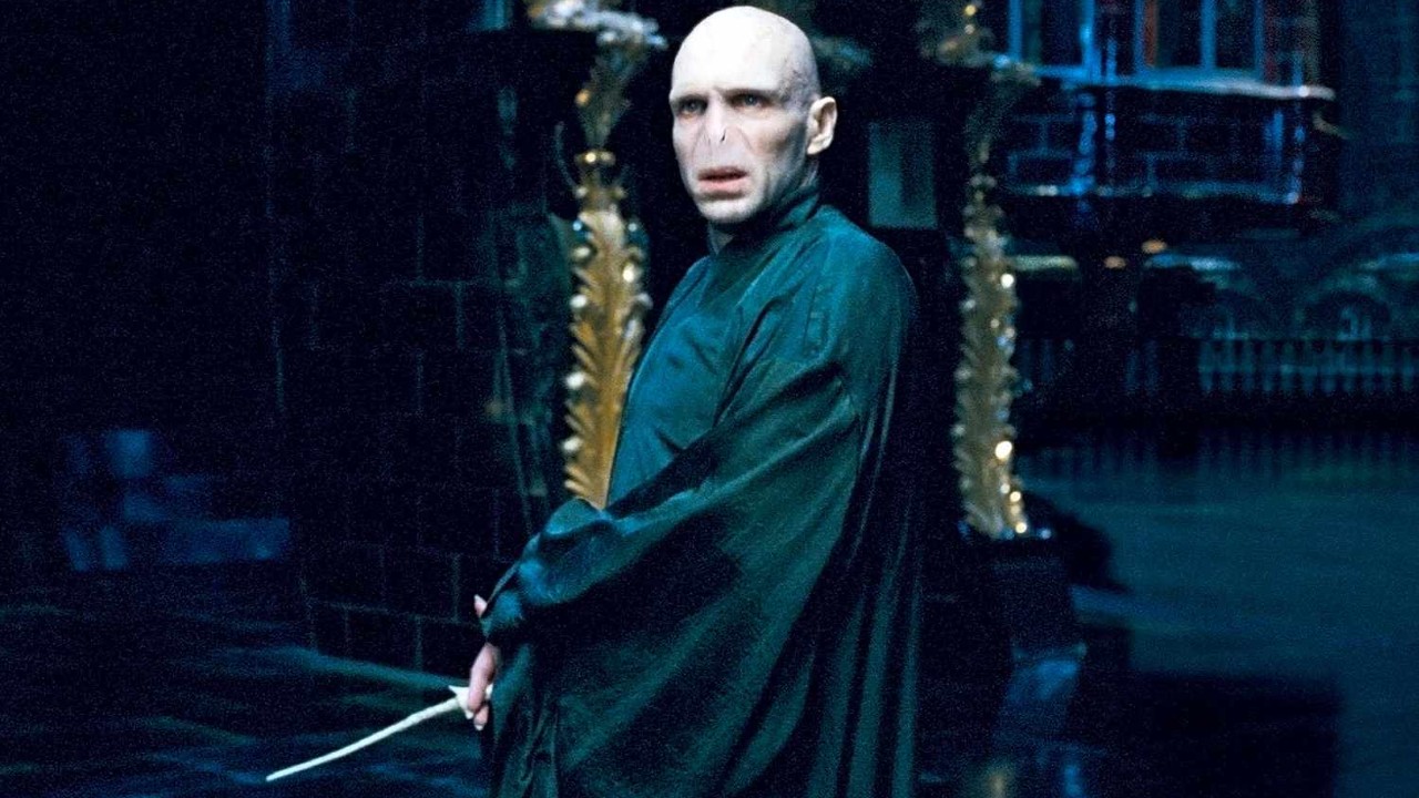 Harry Potter: Ralph Fiennes dà uno strano consiglio a chi interpreterà Voldemort nella Serie TV