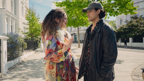 Too Much, recensione della serie Netflix: La rom-com che non ti coccola, ma ti prende a schiaffi