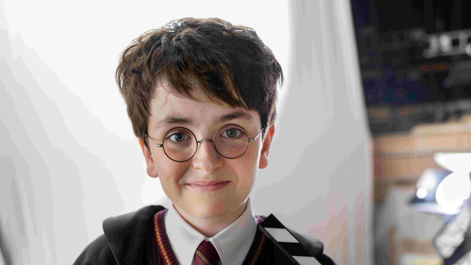 Harry Potter, iniziate le riprese della Serie TV: Ecco Dominic McLaughlin, il nuovo Harry, sul set Harry Potter, iniziate le riprese della Serie TV: Ecco Dominic McLaughlin, il nuovo Harry, sul set