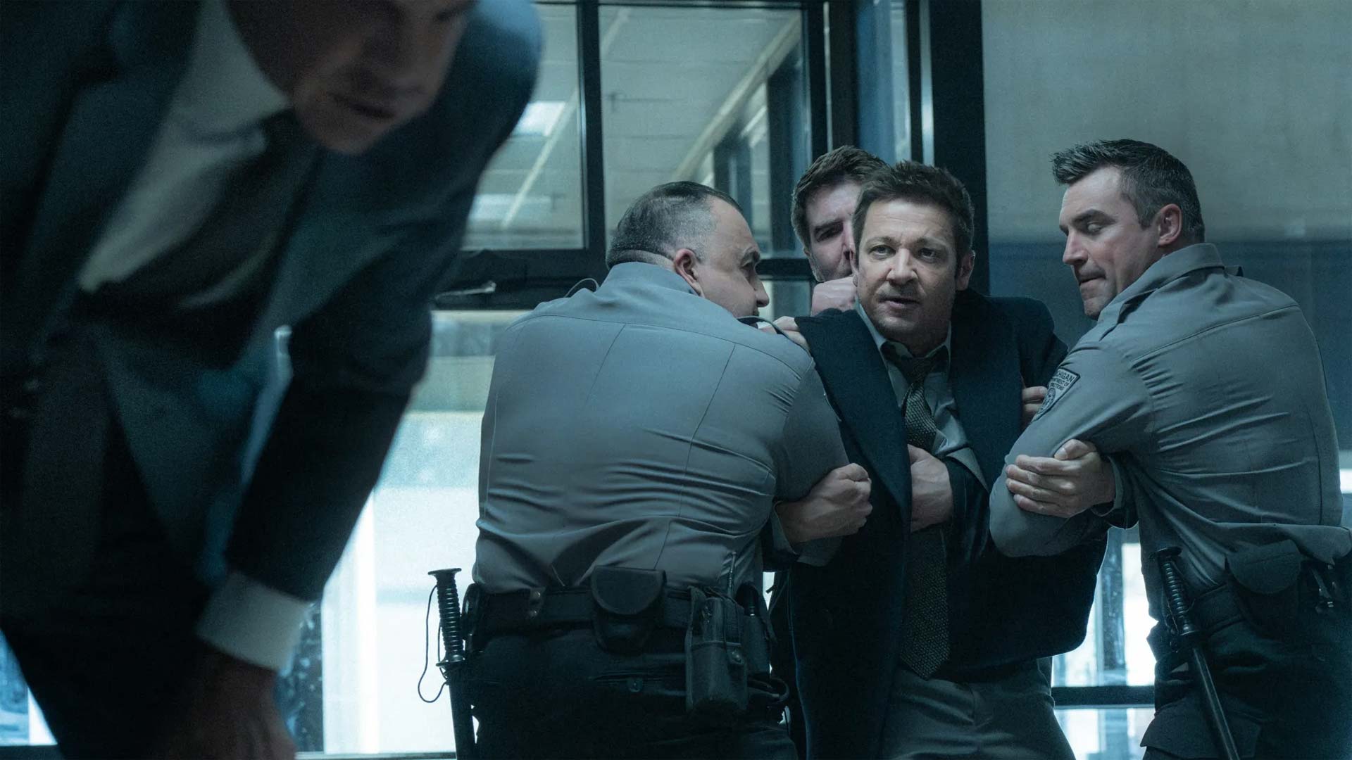 mayor of kingstown mike faccia a faccia con la nuova direttrice di anchor bay nel teaser trailer della stagione 4