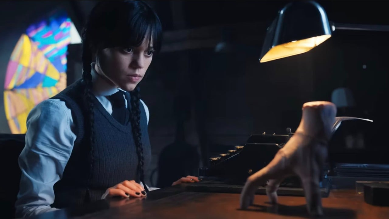 Mercoledì 2 svela le origini di Mano rivoluzionando il canone de La famiglia Addams Mercoledì 2 svela le origini di Mano rivoluzionando il canone de La famiglia Addams