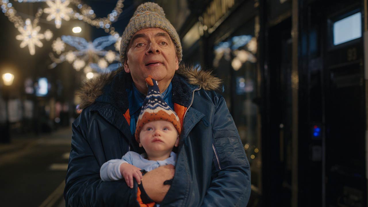 rowan atkinson a natale su netflix data e trailer ufficiale italiano della nuova serie man vs baby