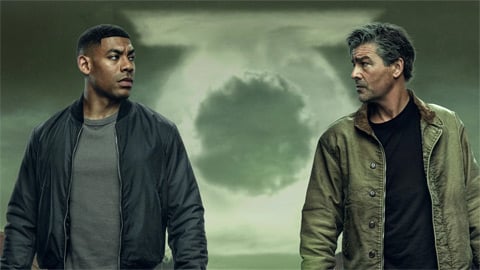 Scena dal trailer con personaggi DC in costumi di Lanterna Verde in azione su sfondo cosmico