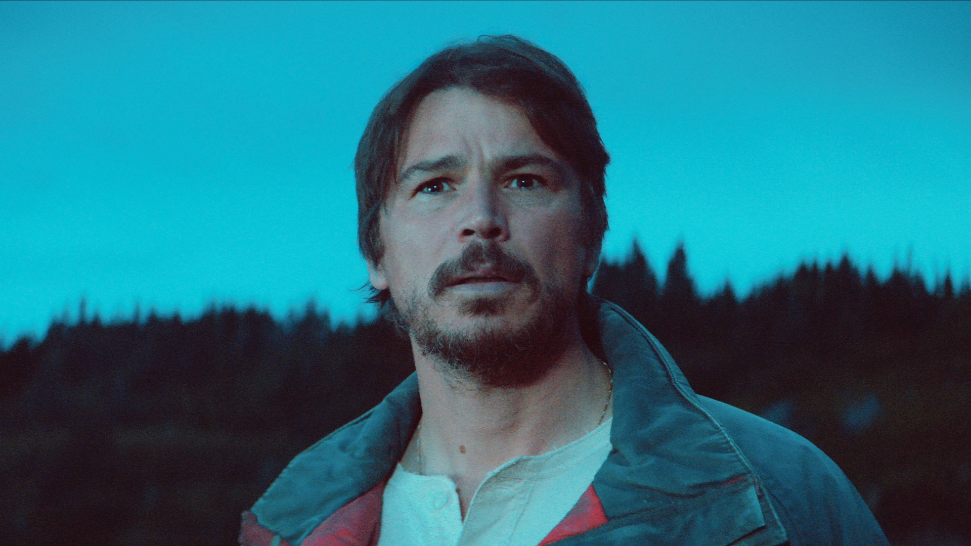 Josh Hartnett as Calvin Penney in Netflix's Below, looking toward an unseen threat