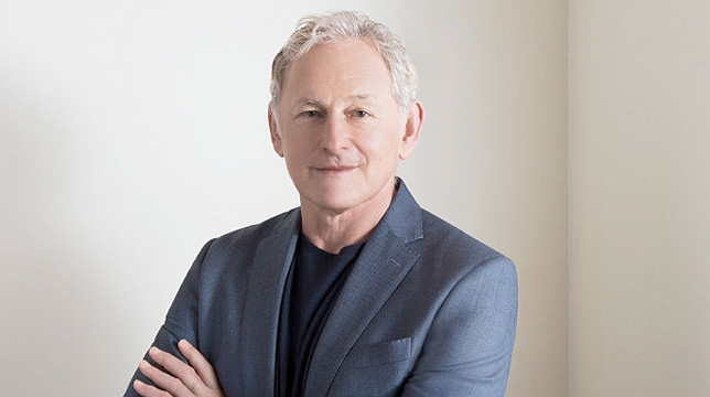 Victor Garber ai fornelli in Modern Family
