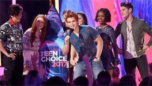 Teen Choice Awards 2017: Riverdale trionfa contro l'ultima stagione di Pretty Little Liars